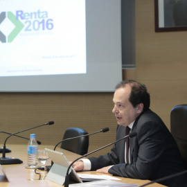 El director del Departamento de Gestión de la Agencia Tributaria, Rufino de la Rosa, durante la presentación en Madrid de la Campaña del IRPF 2016. EFE/Manuel Carretero