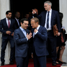 El presidente del Consejo Europeo, Donald Tusk junto al Primer Ministro griego, Alexis Tsipras a la salida de la Mansión Máxima en Atenas, Grecia. REUTERS/Michalis Karagiannis