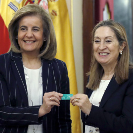 La ministra de Empleo y y Seguridad Social, Fátima Baéz, entrega a la presidenta del Congreso, Ana Pastor, el pen-drive con el informe anual 2016 del Fondo de Reserva. EFE/Sergio Barrrenechea.