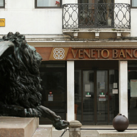 El logo de Veneta Banca en una de sus sedes en Venecia, Italia.REUTERS/Alessandro Bianchi