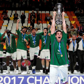 El capitán del Unicaja de Málaga, Carlos Suárez, levanta la copa del campeón tras ganar al Valencia Basket en el tercer y último partido de la final de la Eurocopa. /EFE