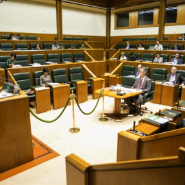 El portavoz del PSE-EE, José Antonio Pastor (i), interviene este jueves para defender ante el pleno del Parlamento Vasco una proposición no de ley del PNV y su partido, en la que se pide a ETA un desarme unilateral, completo, definitivo y v