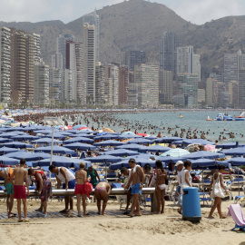 La playa de Benidorm, Alicante, abarrotada de turistas. REUTERS