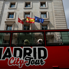 Dos turistas pasean por Madrid en un autobús turístico.REUTERS