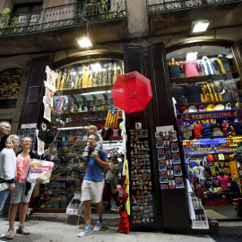Un grupo de turistas extranjeros se fotografían en el Barrio Gótico de Barcelona.REUTERS
