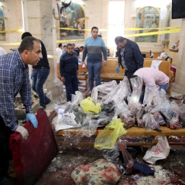 Un agente de seguridad investiga el lugar de los hechos en la iglesia copta de Tanta, Egipto. EFE/EPA/Khaled Elfiq