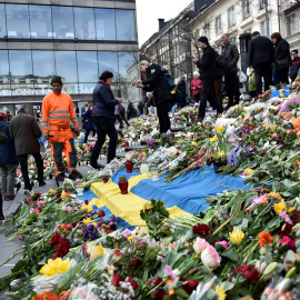 Los ciudadanos depositan flores en la céntrica plaza de Serge, en Estocolmo, en recuerdo de las víctimas del ataque terrorista del viernes. REUTERS