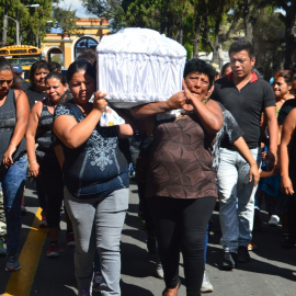 Entierro de Madelin Hernández Hernández, de 15 años, una de las 41 niñas muertas calcinadas en el Hogar Seguro de Guatemala