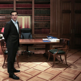 El primer ministro griego, Alexis Tsipra, en su despacho, a la espera de reunirse con el ministro de Exteriores británico, Boris Johnson. REUTERS/Alkis Konstantinidis