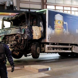 El camión del ataque de Estocolmo es remolcado por las fuerzas de seguridad para ser analizado. EFE/Maja Suslin
