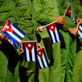 Soldados de la armada cubana sujetan banderas del país caribeño durante el el 60 aniversario de la muerte del líder revolucionario José Antonio Echeverria.REUTERS/Alexandre Meneghini