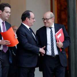 El Presidente francés, François Hollande junto al Ministro de Defensa, Le Drian, y el Ministro del Interior, Matthias Fekl. REUTERS/Phillippe Wojazer