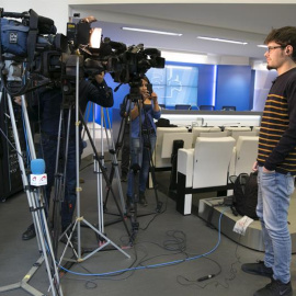 El portavoz de Elkarrekin Podemos, Lander Etxebarria, realiza declaraciones sobre el comunicado en el que ETA anuncia su desarme definitivo, en los pasillos del Parlamento Vasco. EFE/David Aguilar