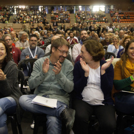 La alcaldesa de Barcelona, Ada Colau, y el portavoz de En Comú Podem, Xavier Doménech, en el pabellón del Val Hebrón, en la asamblea fundacional de su nuevo partido. EFE/Marta Pérez
