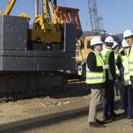 El ministro de Fomento, Íñigo de la Serna, acompañado de autoridades provinciales y regionales, visita las obras de la línea de alta velocidad ferroviaria entre Galicia y la meseta, en Requejo (Zamora). EFE/Mariam A. Montesinos