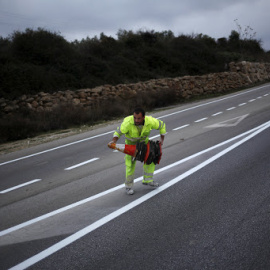 Trabajador colocando conos en una carretera de Ronda, Málaga./REUTERS