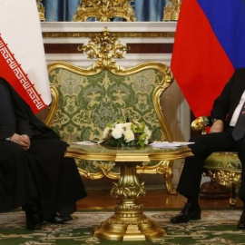 Los presidentes de Rusia, Vladímir Putin, y de Irán, Hasan Rohaní durante un encuentro en el Kremlin, Moscú. REUTERS/Sergei Karpukhin