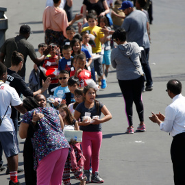 Los alumnos del colegio de North Park en San Bernardino, California, son evacuados tras el tiroteo. REUTERS/Mario Anzuoni