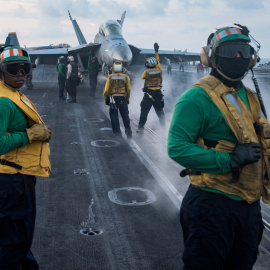 Unos marineros realizan operaciones en el Mar de China. REUTERS