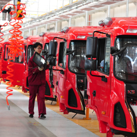 Un trabajador en la línea de montaje de una empresa en la localidad de Fuyang, en la provincia china de Anhui. REUTERS