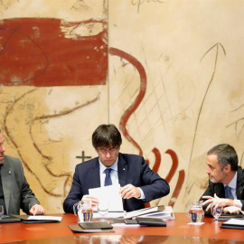 El presidente de la Generalitat, Carles Puigdemont, conversa con el vicepresidente, Oriol Junqueras y el secretario del Govern, Joan Vidal. EFE