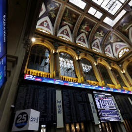Los paneles informativos del patio de negociación de la Bolsa de Madrid. EFE/Sergio Barrenechea