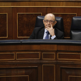 El ministro de Hacienda, Cristóbal Montoro, durante la sesión de control al Gobierno en el Congreso de los Diputados. EFE/Ballesteros