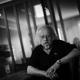 El actor Juan Echanove, en un momento de la entrevista en su domicilio. REPORTAJE FOTOGRÁFICO: JAIRO VARGAS