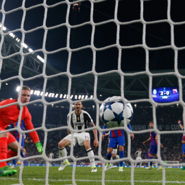 El portero del Barcelona Marc-Andre ter Stegen ve cómo el balón se cuela en su portería tras el cabezazo de Chiellini que supuso el 3-0. - REUTERS
