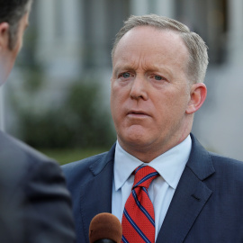 El portavoz de la Casa Blanca, Sean Spicer, pide perdón por sus polémicas declaraciones sobre las armas químicas utilizadas en Siria. REUTERS/Joshua Roberts