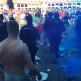 Hooligans ingleses causan el caos en la Plaza Mayor.- TWITTER @PintsandPyro‏