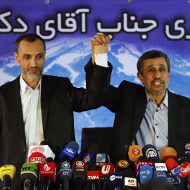 El expresidente iraní, Mahmud Ahmadineyad (d), y el candidato a la presidencia, Hamid Baghaei (i), durante una rueda de prensa en Teherán, Irán. EFE