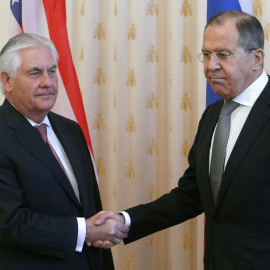 El ministro de Asuntos Exteriores ruso, Serguéi Lavrov (d), estrecha la mano del secretario de Estado de EEUU, Rex Tillerson, a su llegada para su reunión en el Ministerio de Asuntos Exteriores en Moscú (Rusia).  EFE