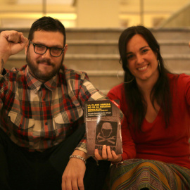 Arantxa Tirado, politóloga, con Nega y el libro que han escrito juntos 'La clase obrera no va al paraíso'. Foto: JAVIER CRUZ