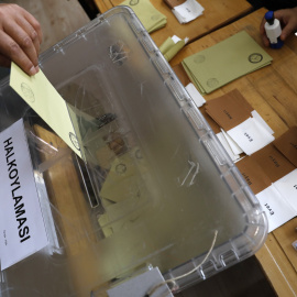 Un hombre deposita su papeleta durante la votación del referendum constitucional en Turquía. REUTERS/Umit Bektas