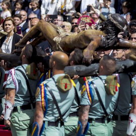 La ministra de Defensa, María Dolores de Cospedal, junto al jefe de la Fuerza Terrestre, el teniente general Gómez de Salazar Mínguez, observan el traslado del "Cristo de Mena", el jueves, en Málaga. EFE/Jorge