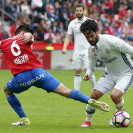 El centrocampista del Real Madrid Isco Alarcón regateando al Sergio Álvarez, centrocampista del Sporting de Gijón.EFE/José Luis Cereijido