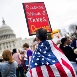 Miles de manifestantes piden a Trump que publique sus declaraciones de impuestos en Washington. EFE