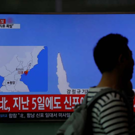 Una canal televisivo de Corea del Sur informa del lanzamiento fallido del misil norcoreano. | REUTERS