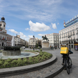  Un repartidor de la empresa Glovo en la Puerta del Sol.- Marta Fernández / Europa Press