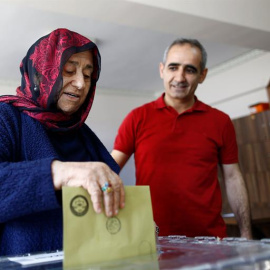 Una mujer deposita su voto al referéndum constitucional en Estambul. EFE/Sedat Suna
