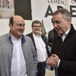 El lehendakari vasco, Iñigo Urkullu conversa con el presidente del Partido Nacionalista Vasco, Andoni Ortuzar, durante la celebración del Aberri Eguna. EFE/Miguel Toña