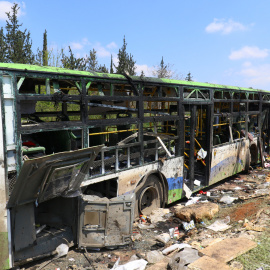 Autobús destruido por el ataque suicida en Alepo. REUTERS/Ammar Abdullah
