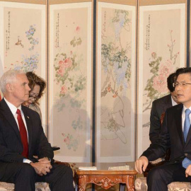 El vicepresidente de los Estados Unidos, Mike Pence (i), se reúne con el presidente en funciones surcoreano, Hwang Kyo-ahn. | EFE