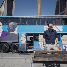 El secretario general de Podemos, Pablo Iglesias, momentos antes de subirse al "tramabús", en la Plaza de Castilla de Madrid. EFE/Luca Piergiovanni