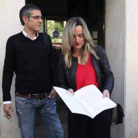 El diputado Eduardo Madina y la consejera autonómica aragonesa Pilar Alegría a su llegada a la sede del PSOE en Madrid, para presentar la candidatura de Susana Díaz a las primarias del partido. | ZIPI (EFE)