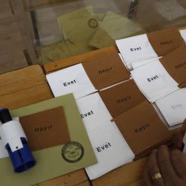 Las papeletas del referéndum sobre la reforma constitucional en Turquía. REUTERS/Umit Bektas