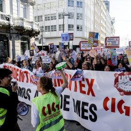 Varias trabajadoras se manifiestan durante la jornada de huelga de las tiendas de Inditex en A Coruña, a 25 de noviembre de 2022. -M. Dylan / Europa Press