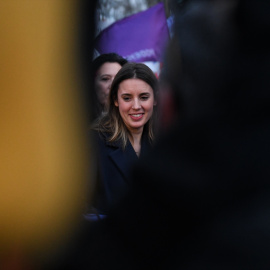  La ministra de Igualdad, Irene Montero, atiende a los medios durante una manifestación convocada por la Comisión 8M, por el 8M, Día Internacional de la Mujer, a 8 de marzo de marzo de 2023, en Madrid (España). Fernando Sánchez / Europa Pre