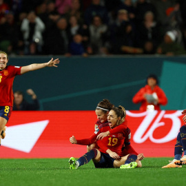 Las jugadoras de la selección española celebran el segundo gol ante Suecia que les ha dado el pase a la final de la Copa Mundial Femenina de la FIFA, que se celebra este domingo en Auckland, Nueva Zelanda. REUTERS/Hannah Mckay
